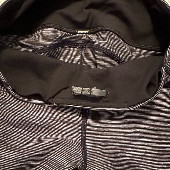 Lululemon Speed Up Legging, Size 6. - Picture 4 of 4